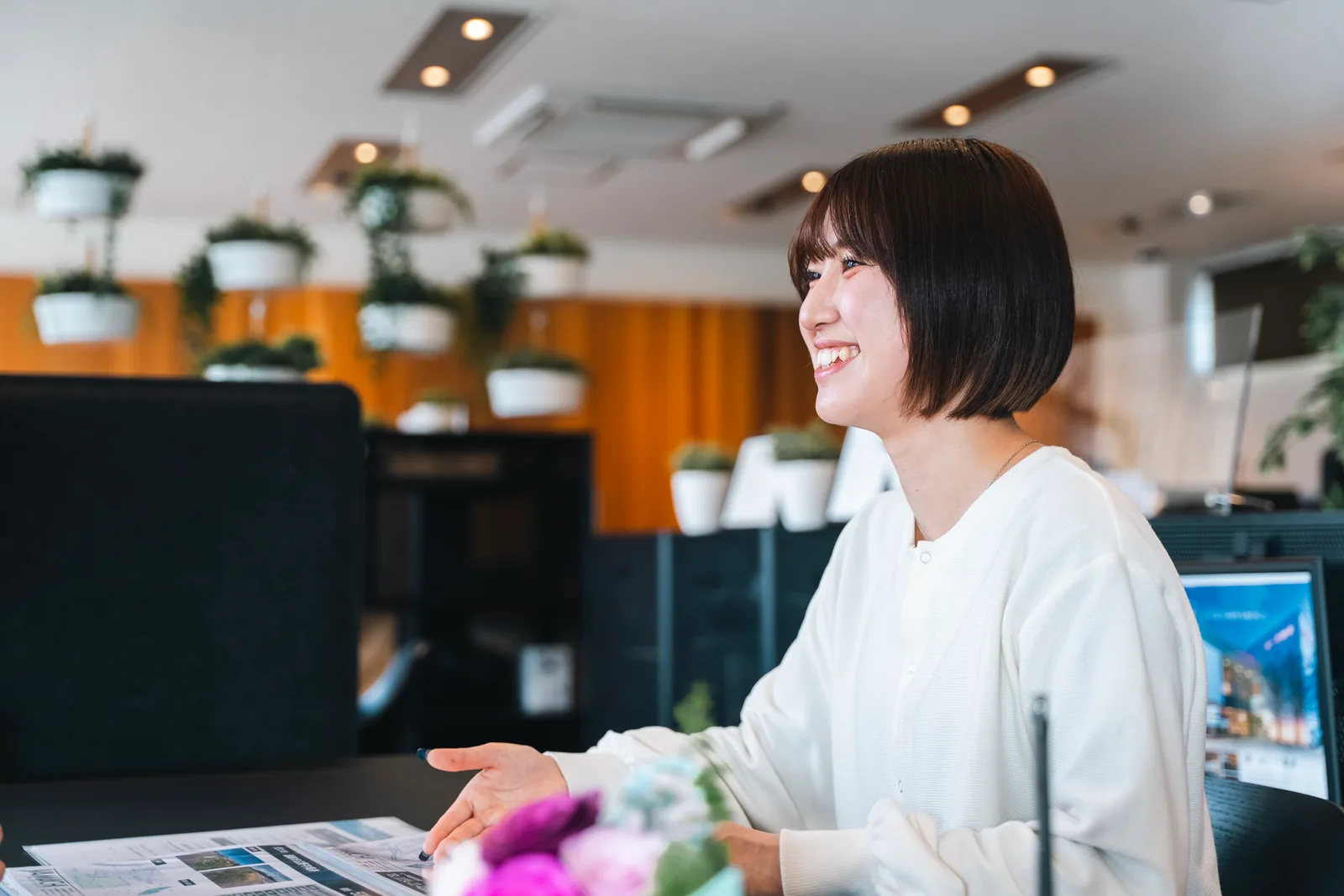 店内で資料を広げながら案内するスタッフ